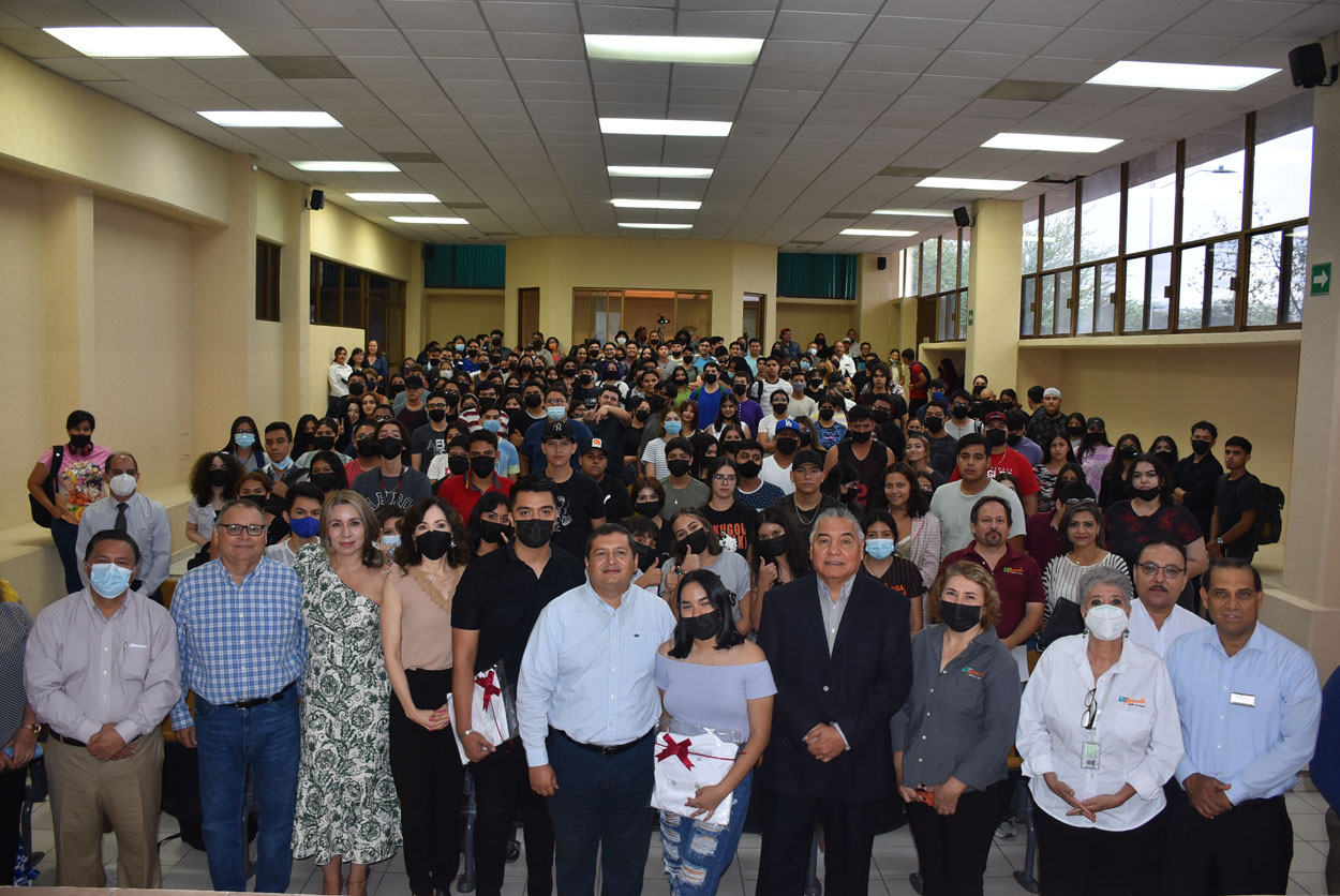 Conmemora UT Hermosillo 24 aniversario de fundación. Estudiantes de Gastronomía recibieron uniformes en apoyo a su economía