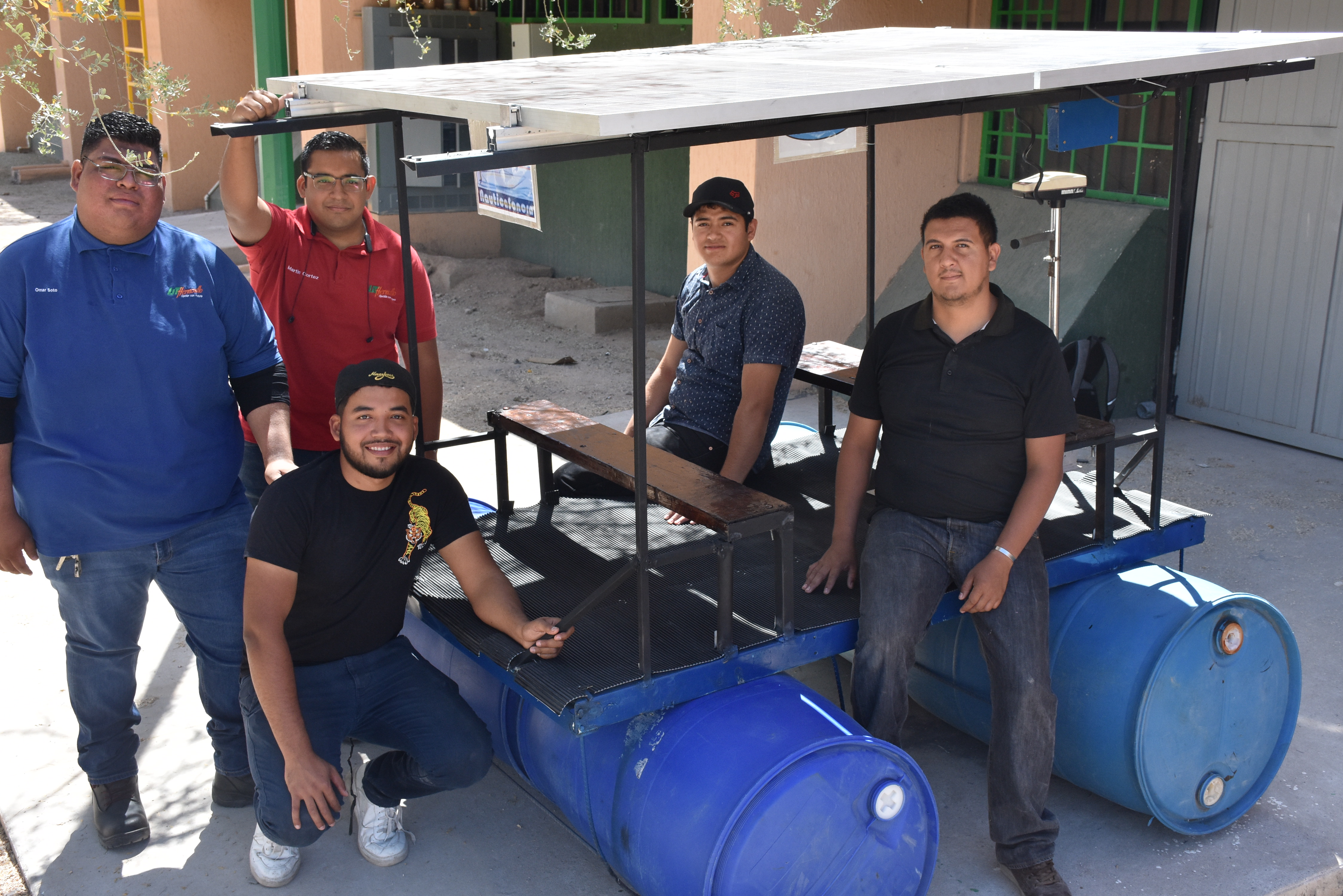 Estudiantes de UTH construyen balsa solar como actividad integradora