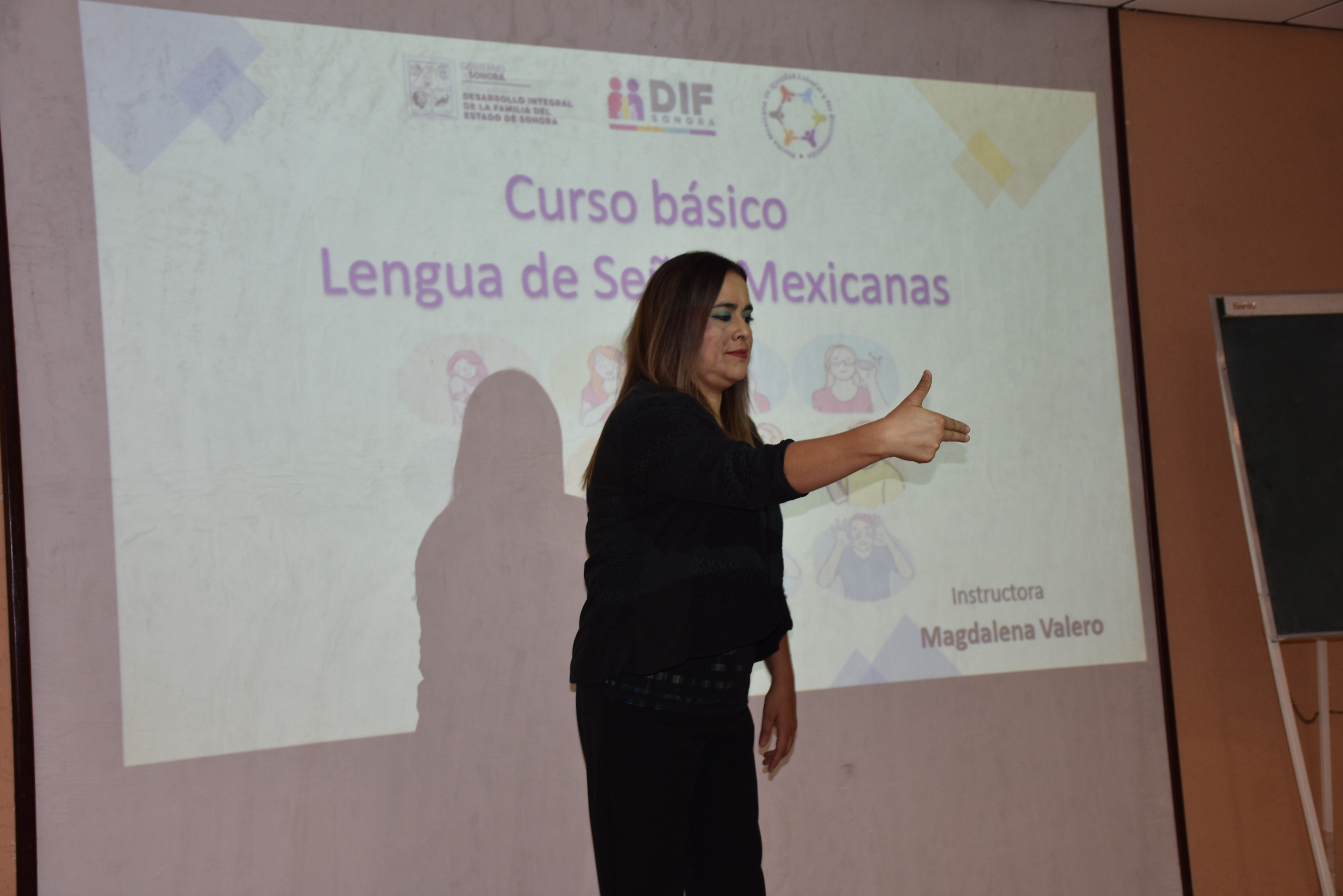 Personal de la UTH participa en el curso de Lenguaje de Señas Mexicanas.